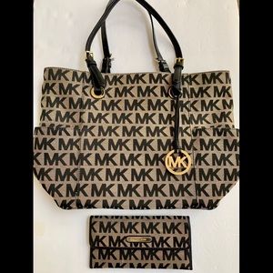Matching MICHAEL KORS MK Signature Bag + Wallet